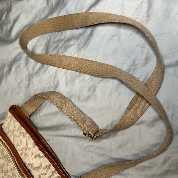 Michael Kors - Jet Set Crossbody Monogram Logo Side Purse Bag - White & Brown - Picture 10 of 10